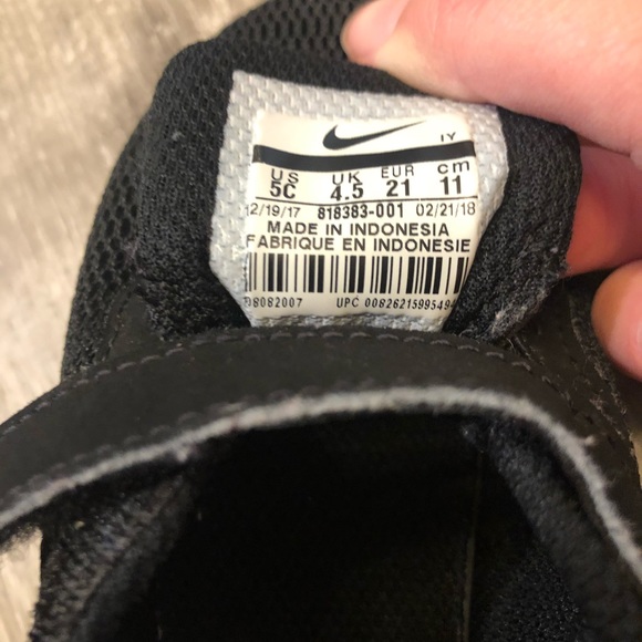 Nike toddler sneaker size 5c, black - Picture 8 of 8